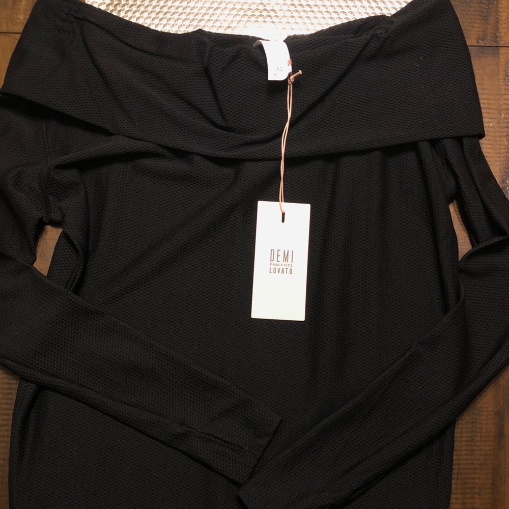 Demi Lovato Athletic wear Off the shoulder top❤️